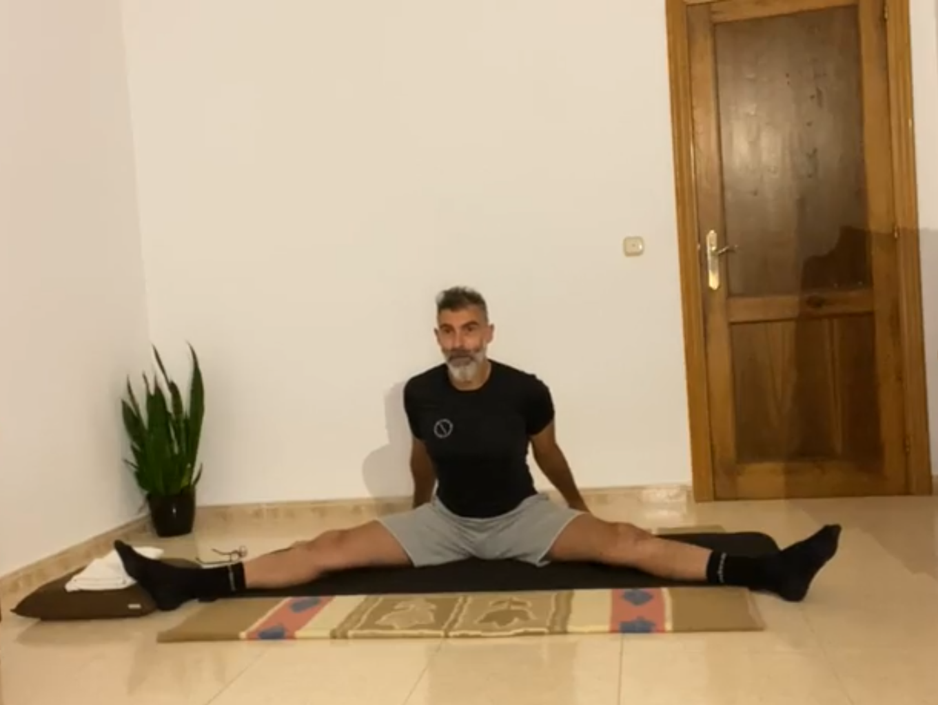 Eloy impartiendo una sesión de entrenamiento desde casa